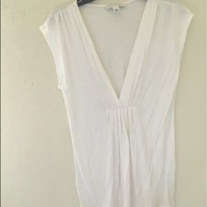 💜White sleeveless V-neck shirt.💜